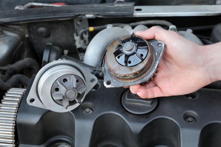 Manutenzione auto problema pompa acqua rottura motore