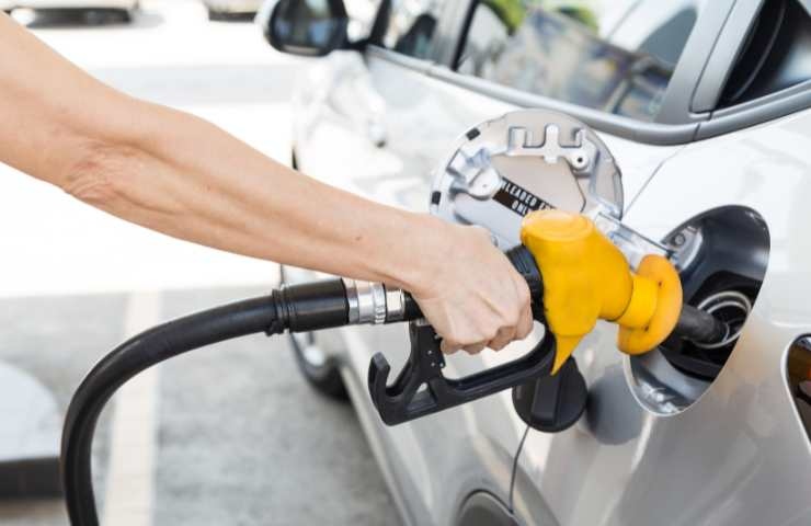 fare benzina per l'auto